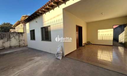 Casa residencial disponível para locação e venda no bairro Santa Mônica em Uberlândia-MG.