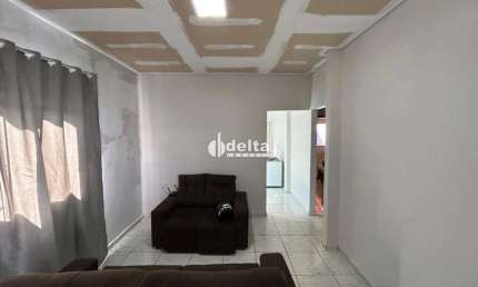 Casa residencial disponível para locação no bairro Jardim das Palmeiras em Uberlândia-MG.