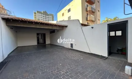 Casa residencial disponível no bairro  Tabajaras em Uberlândia-MG.