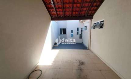 Casa residencial disponível para locação no bairro Santa Mônica em Uberlândia-MG.