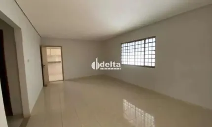 Casa residencial disponível para locação no bairro Saraiva em Uberlândia-MG.