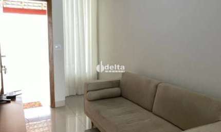 Casa residencial disponível para locação e venda no bairro Jardim Botânico em Uberlândia-MG