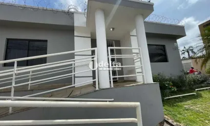 Casa comercial disponível para locação no bairro Centro em Uberlândia-MG