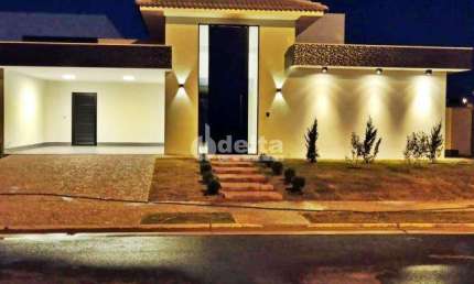 Casa no condomínio Alphaville 1 disponível para locação e venda em Uberlândia-MG