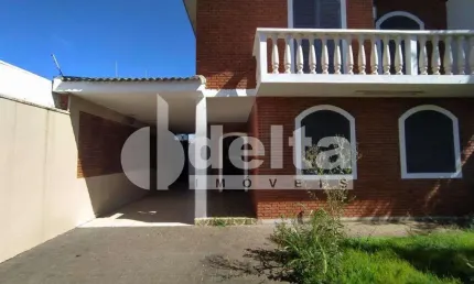 Casa residencial e comercial disponível para venda no bairro Osvaldo Resende em Uberlândia-MG