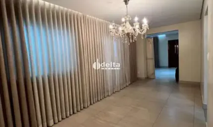 Casa residencial disponível para locação no bairro Nossa Senhora Aparecida em Uberlândia-MG.
