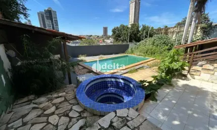 Casa residencial disponível para locação e venda no bairro Tabajaras em Uberlândia-MG