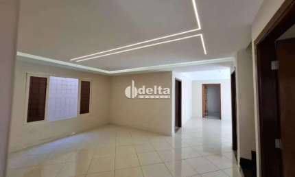 Casa residencial disponível para locação e venda no bairro Jardim das Palmeiras em Uberlândia-MG.