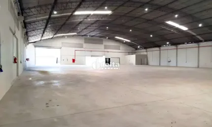 Galpão com 1.674m² de vão livre disponível para locação no bairro Brasil em Uberlândia-MG