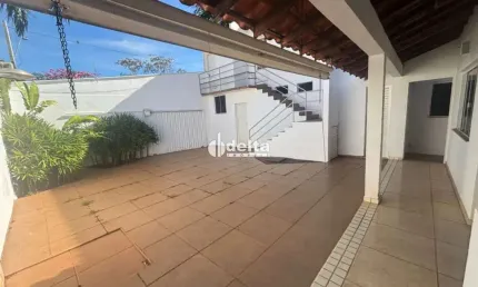 Casa comercial disponível para locação no bairro Jardim Karaíba em Uberlândia-MG.