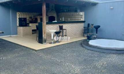 Casa Mobiliada disponível para locação no bairro Cidade Jardim em Uberlândia-MG.