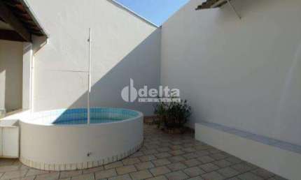 Casa residencial disponível para locação e venda no bairro Brasil em Uberlândia-MG