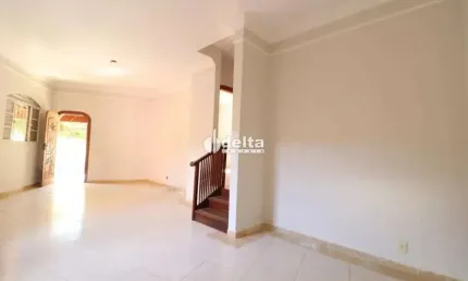Casa residencial disponível para locação no bairro Tabajaras em Uberlândia-MG.
