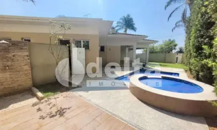 Casa térrea no condomínio Jardins Roma disponível para locação no bairro Nova Uberlândia-MG