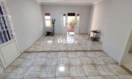 Casa residencial disponível para locação e venda no bairro Lidice em Uberlândia-MG.