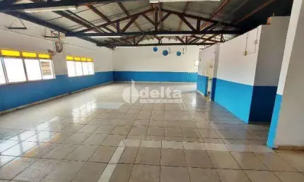 Casa comercial disponível para locação no bairro tabajaras em uberlândia-mg