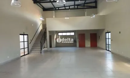Galpão comercial disponível para locação localizado no bairro Carajás em Uberlândia-MG.