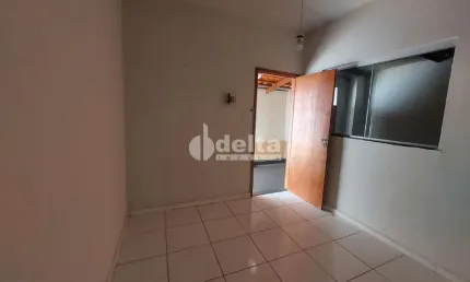 Casa residencial disponível para locação no bairro Martins em Uberlândia-MG