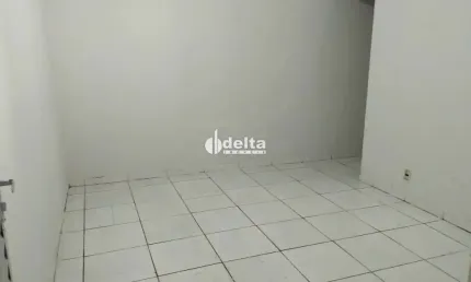 Casa residencial disponível para locação no bairro Santa Mônica em Uberlândia-MG.