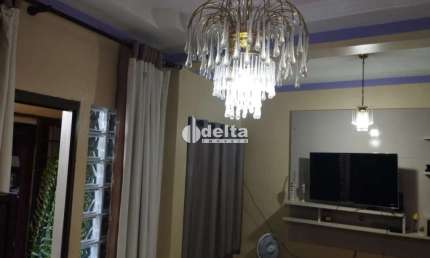 Casa residencial disponível para locação no bairro Osvaldo Rezende em Uberlândia-MG.