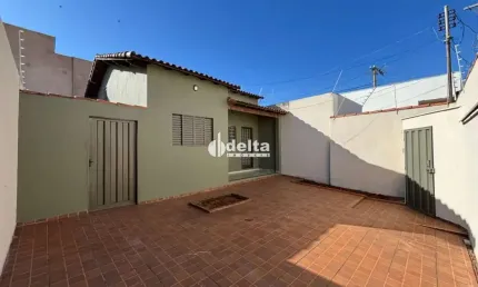 Casa disponível para locação no bairro Osvaldo Rezende em Uberlândia-MG