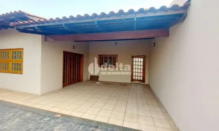 Casa residencial disponível para locação e venda no bairro Umuarama em Uberlândia-MG