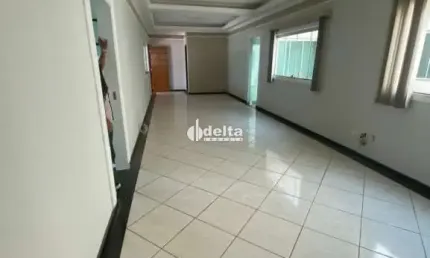 Casa residencial disponível para locação no bairro Tibery em Uberlândia-MG.