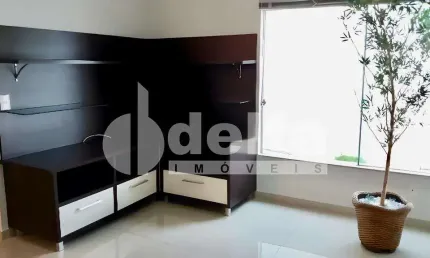 Casa disponível para locação no bairro Santa Mônica em Uberlândia-MG