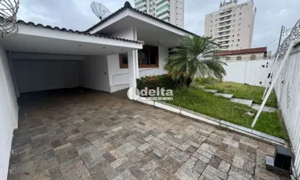 Casa comercial disponível para locação no bairro Santa Maria em Uberlândia-MG.