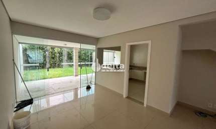 Casa em condomínio disponível para locação no bairro Jardim Karaiba em Uberlândia-MG
