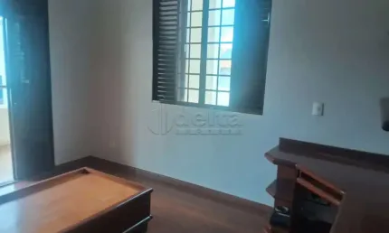 Casa residencial disponível no bairro Jardim Karaiba em Uberlândia-MG