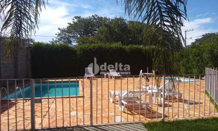 Casa em condomínio disponível para locação no bairro Jardim Karaíba em Uberlândia-MG