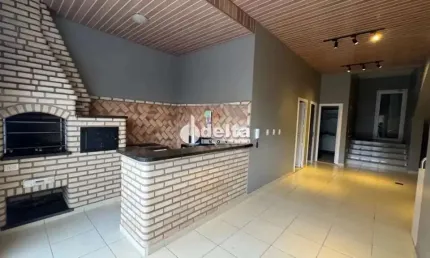 Casa em condomínio disponível para locação no bairro Nova Uberlândia-MG