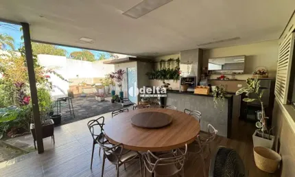 Casa residencial disponível para locação no bairro Jardim Ipanema em Uberlândia-MG.