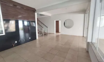 Casa no condomínio Bosque Karaíba disponível para locação e venda em Uberlândia-MG.