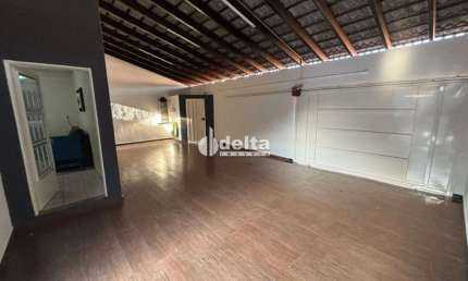 Casa residencial mobiliada disponível no bairro Laranjeiras em Uberlândia-MG
