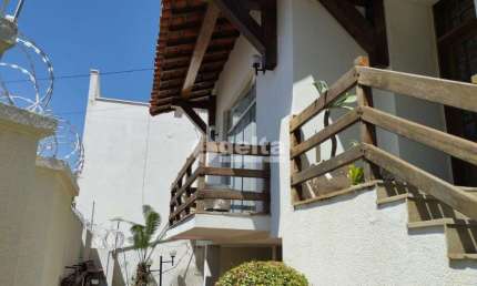 Casa residencial disponível para locação e venda no bairro Lídice em Uberlândia-MG