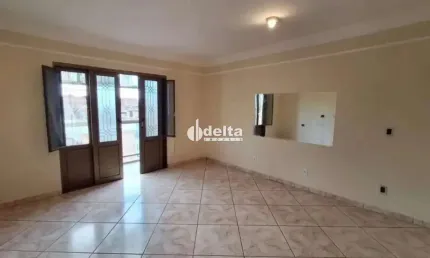Casa disponível para locação no bairro Martins em Uberlândia-MG.