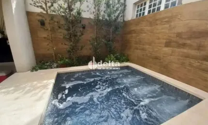 Casa residencial disponível para locação no bairro Presidente Roosevelt em Uberlândia-MG.
