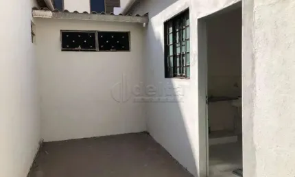 Loja disponível para locação no bairro Santa Mônica em Uberlândia-MG