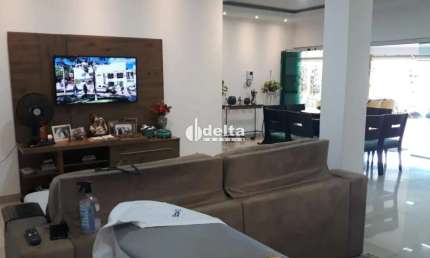 Casa residencial disponível para locação e venda no bairro Jardim Patrícia em Uberlândia-MG.