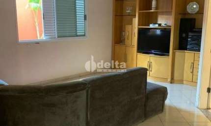 Casa residencial disponível para locação e venda no bairro Umuarama em Uberlândia-MG