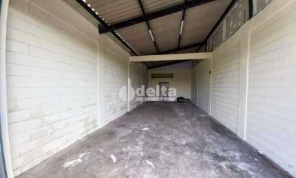 Loja disponível para locação no bairro Fruta do Conde em Uberlândia-MG.