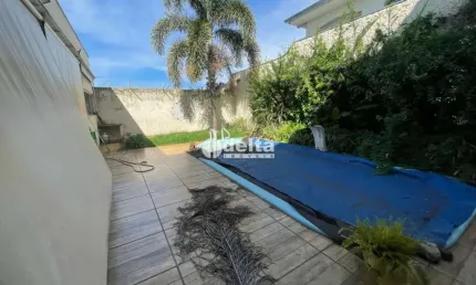 Casa Residencial ou comercial disponível para locação no bairro Tabajaras em Uberlândia-MG