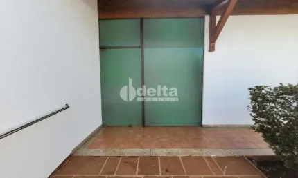 Casa comercial disponível para locação no bairro osvaldo rezende em uberlândia-mg