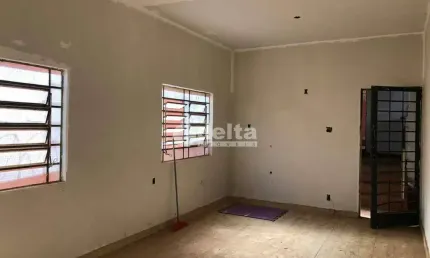 Casa residencial disponível para locação no bairro Lidíce em Uberlândia-MG
