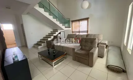 Casa residencial disponível para locação no bairro Jardim Karaíba em Uberlândia-MG
