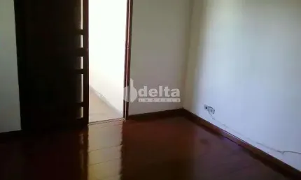 Casa residencial  disponível para venda e locação no bairro Santa Mônica em Uberlândia-MG