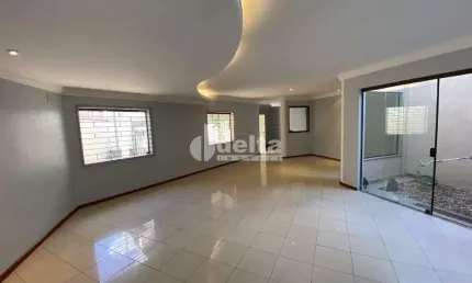 Casa com 4 quartos para alugar na Cidade Jardim, Uberlândia 