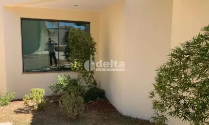 Casa residencial disponível para locação e venda no bairro Jardim Karaíba em Uberlândia-MG